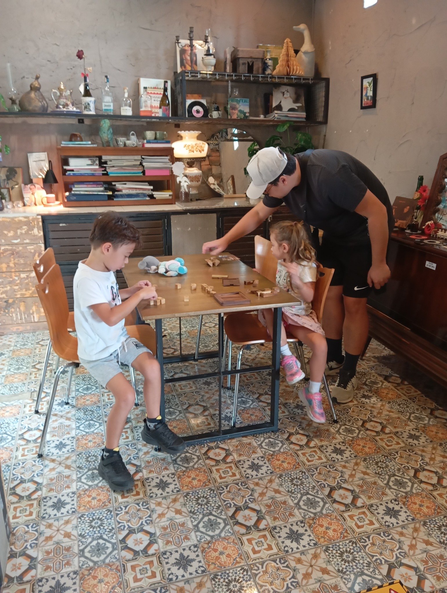 Jeux en bois proposés aux enfants dans le café de Hua Hin Artists Village