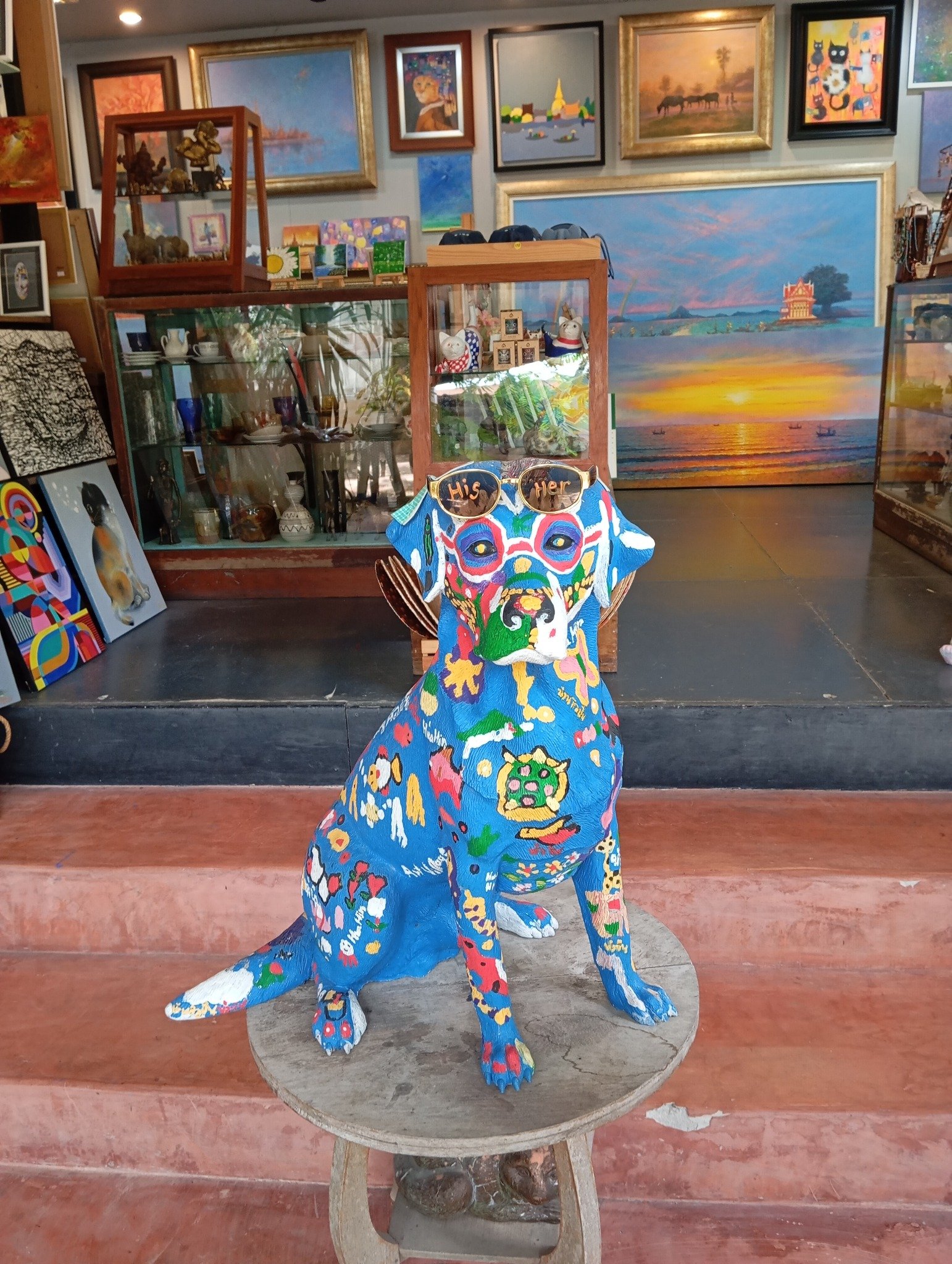 Sculpture colorée exposée à Hua Hin Artists Village