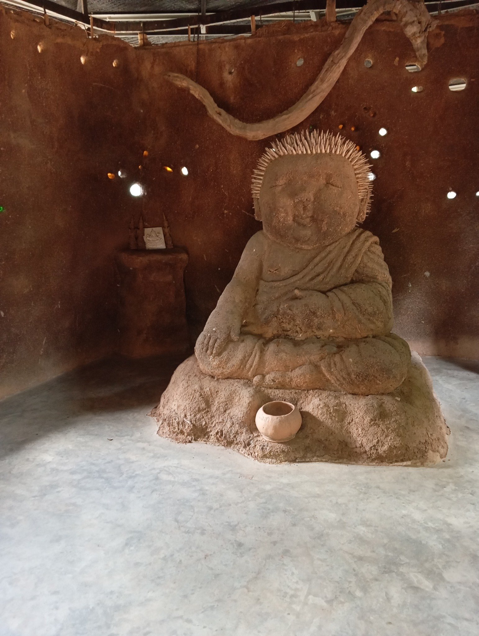 Sculpture en terre dans le petit musée de Hua Hin Artists Village