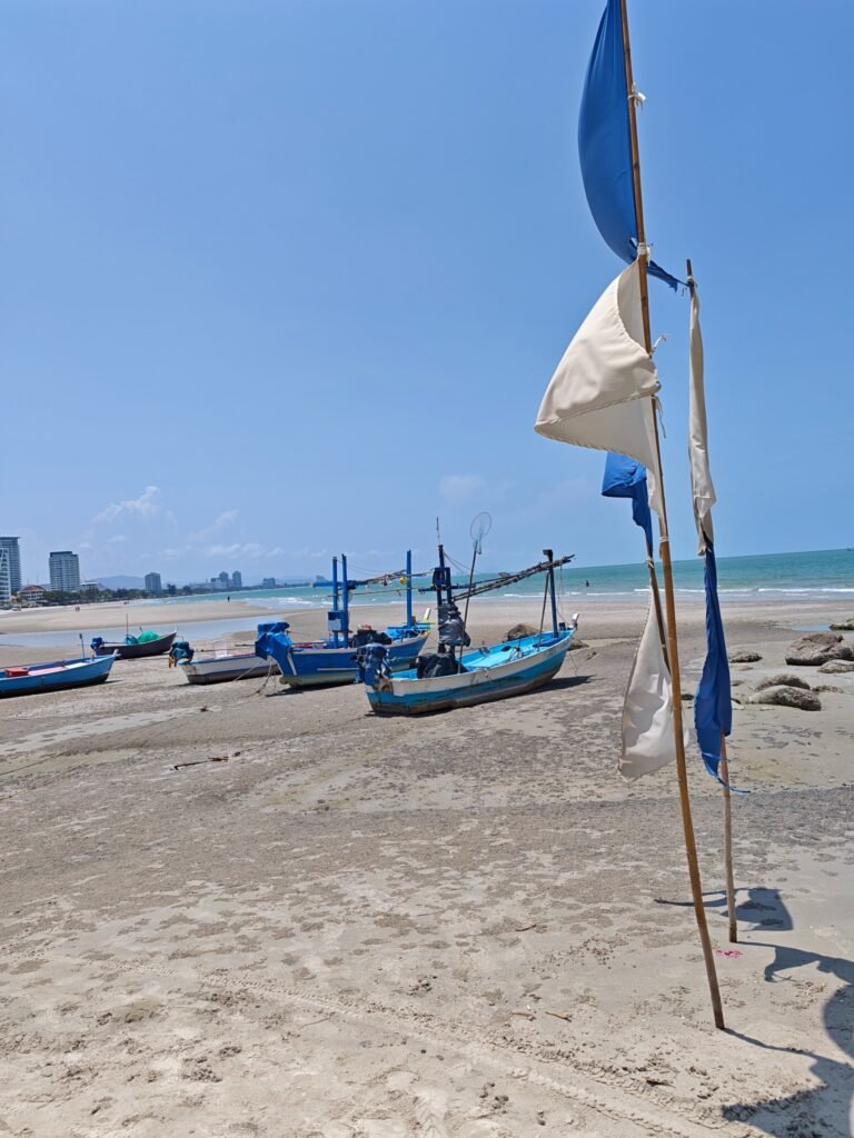 Bateaux de pêche sur la plage de Hua Hin