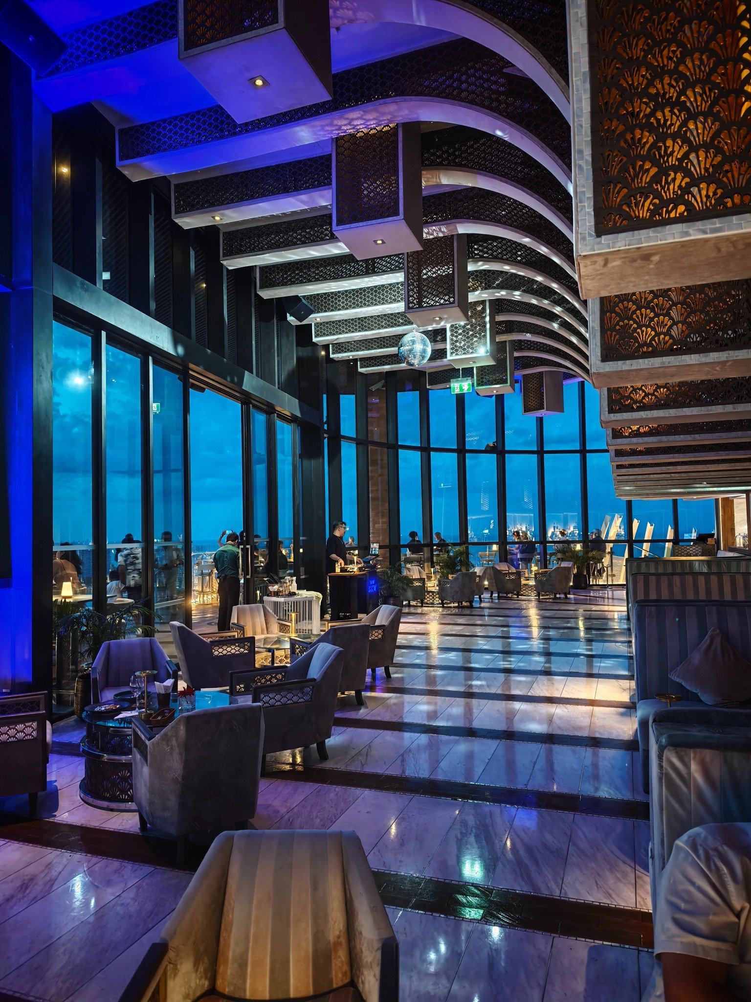 Espace intérieur du bar The Sky au Holiday Inn Hua Hin
