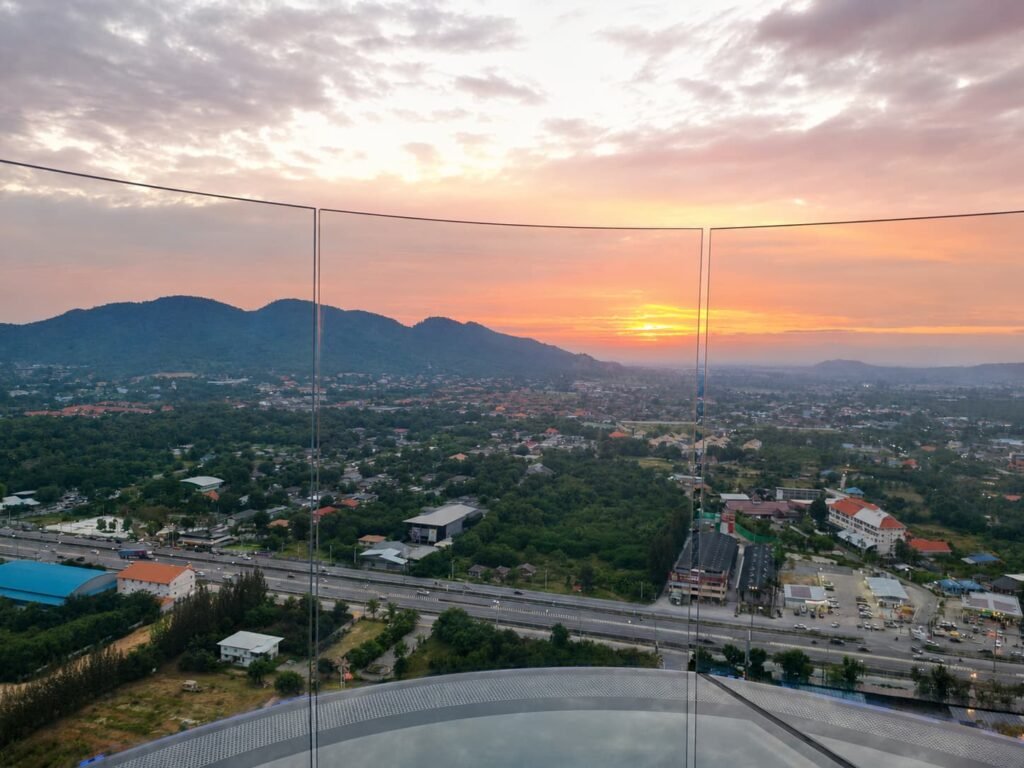 Vue sur le coucher de soleil depuis The Sky Hua Hin