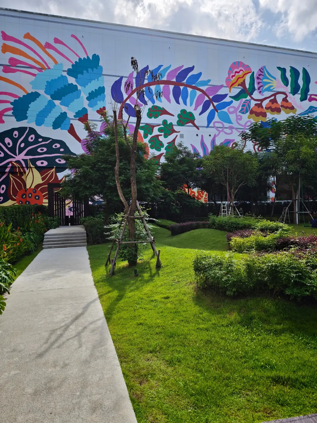 Jardin extérieur coloré à côté de Bluport Hua Hin