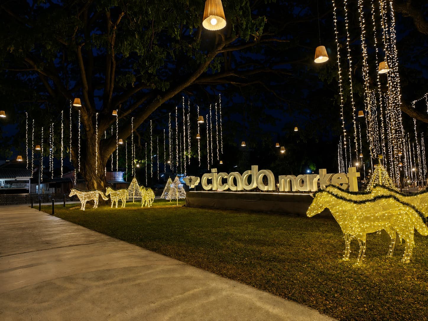 Entrée illuminée de Cicada Market à Hua Hin le soir