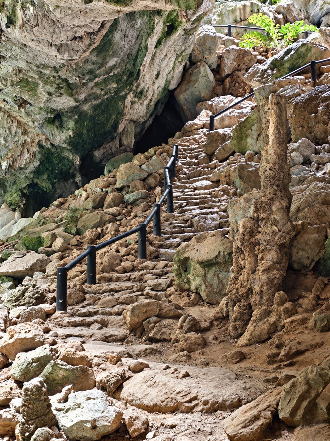 Escaliers rocheux à l’intérieur de Phraya Nakhon Cave