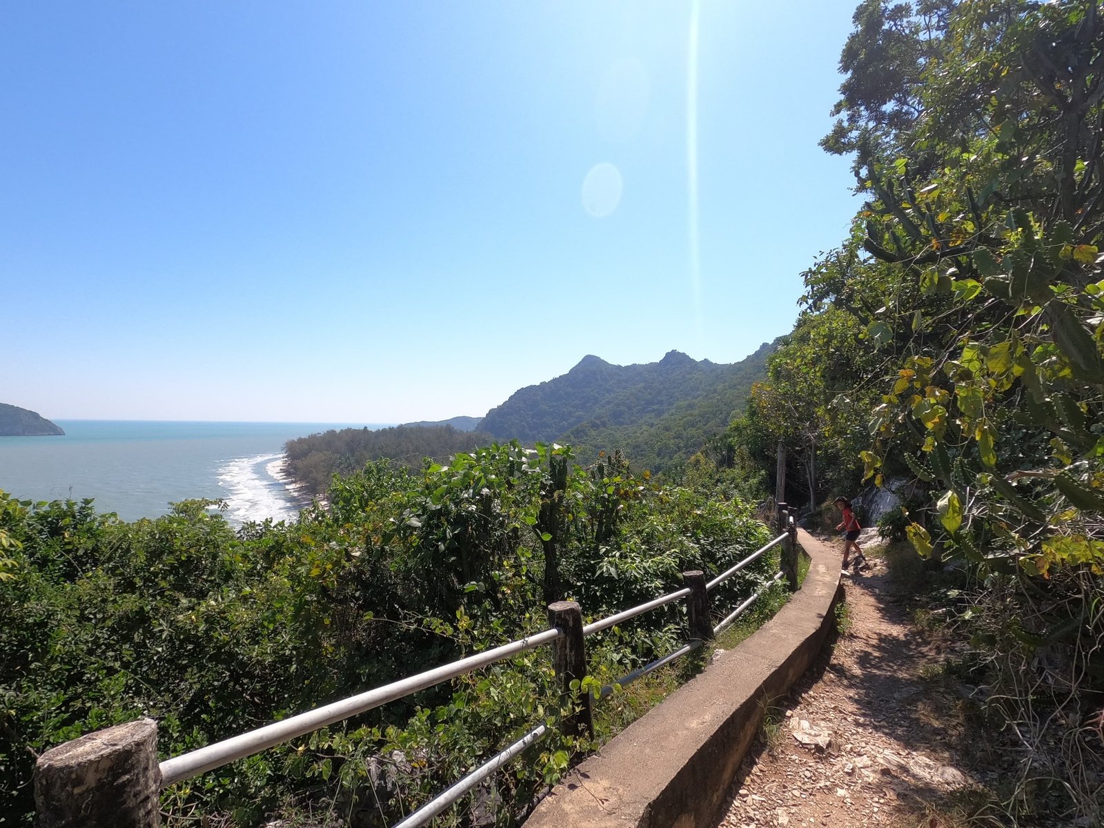 Sentier avec vue sur la mer vers Phraya Nakhon Cave