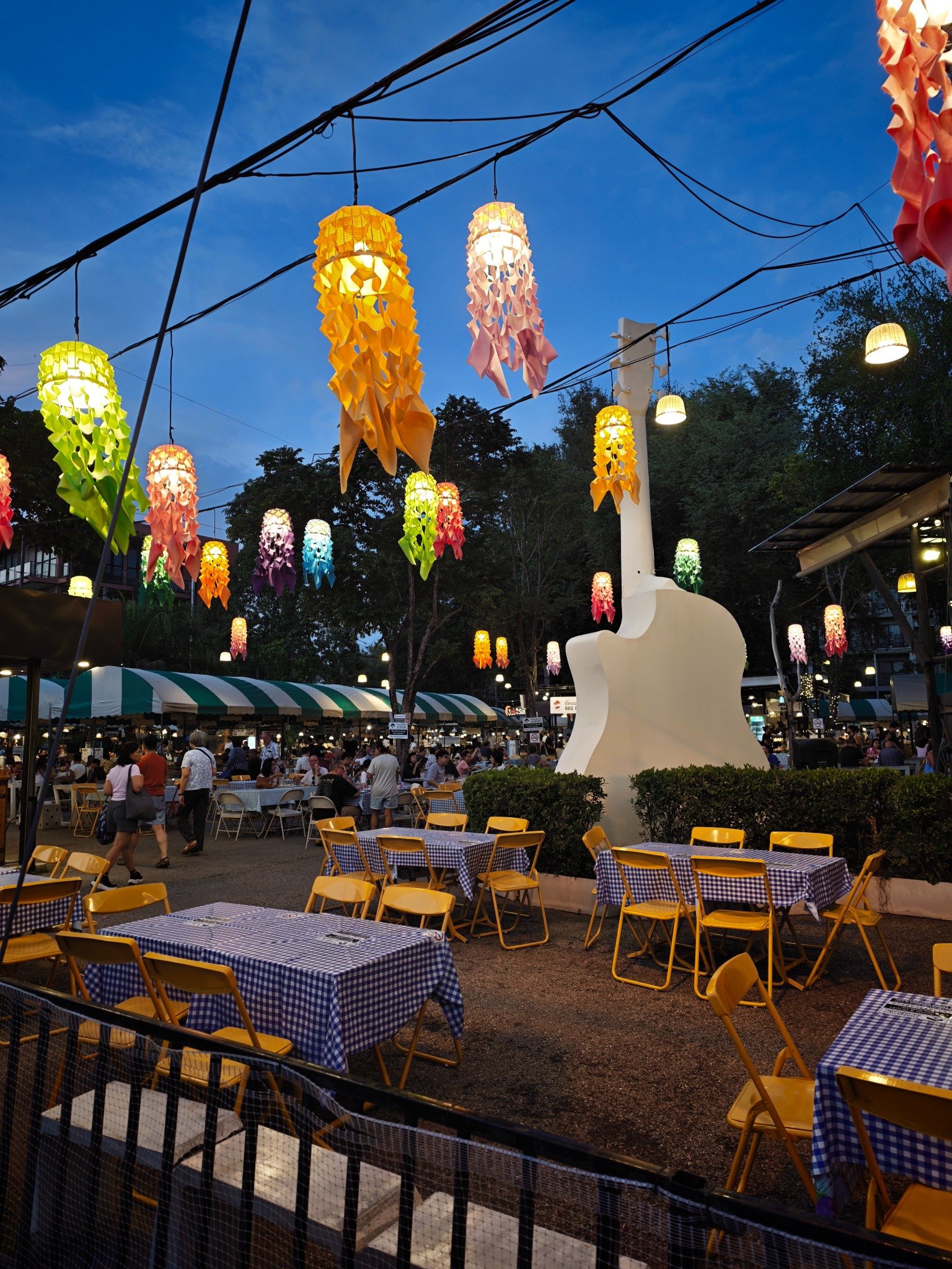 Tables et lanternes colorées de Tamarind Market à Hua Hin