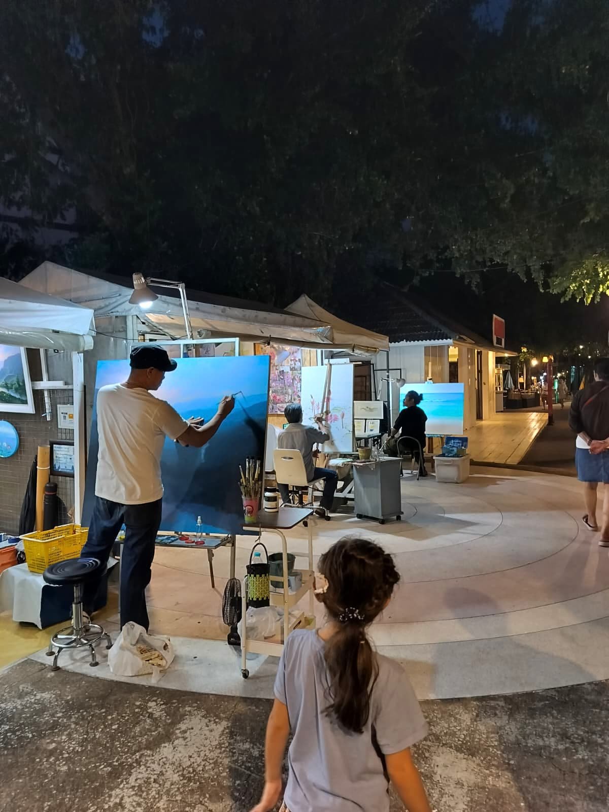 Artistes peignant leurs tableaux à Cicada Market à Hua Hin